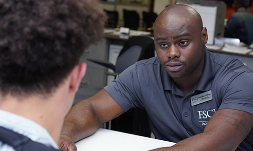 A student talking to an FSCJ advisor