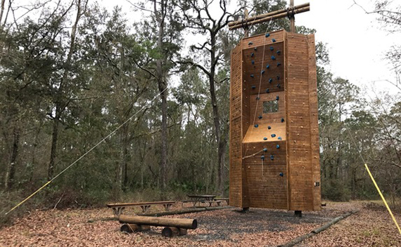 Rope climbing wall